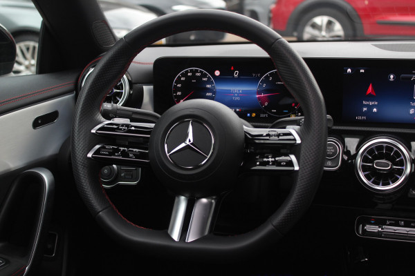 Mercedes-Benz CLA-Klasse 180 AMG Line / MY2024 / NIEUWSTAAT! / Panoramadak / Camera / Leder&Alcantara / 18'' / Sfeerverlichting / Dodehoek / DAB / Cruise Control