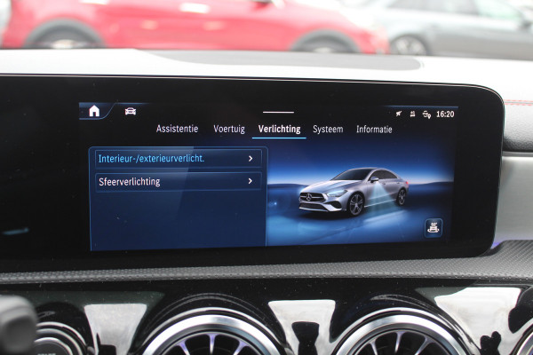 Mercedes-Benz CLA-Klasse 180 AMG Line / MY2024 / NIEUWSTAAT! / Panoramadak / Camera / Leder&Alcantara / 18'' / Sfeerverlichting / Dodehoek / DAB / Cruise Control