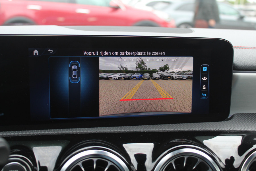 Mercedes-Benz CLA-Klasse 180 AMG Line / MY2024 / NIEUWSTAAT! / Panoramadak / Camera / Leder&Alcantara / 18'' / Sfeerverlichting / Dodehoek / DAB / Cruise Control