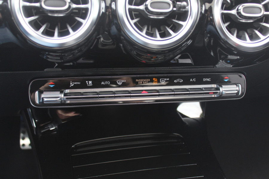 Mercedes-Benz CLA-Klasse 180 AMG Line / MY2024 / NIEUWSTAAT! / Panoramadak / Camera / Leder&Alcantara / 18'' / Sfeerverlichting / Dodehoek / DAB / Cruise Control