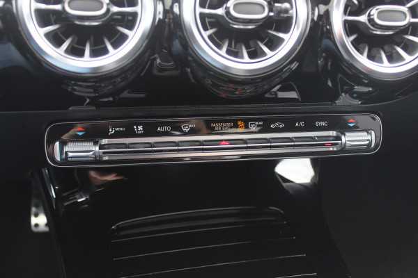 Mercedes-Benz CLA-Klasse 180 AMG Line / MY2024 / NIEUWSTAAT! / Panoramadak / Camera / Leder&Alcantara / 18'' / Sfeerverlichting / Dodehoek / DAB / Cruise Control
