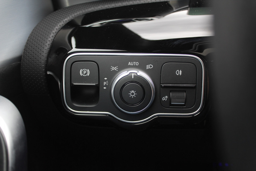 Mercedes-Benz CLA-Klasse 180 AMG Line / MY2024 / NIEUWSTAAT! / Panoramadak / Camera / Leder&Alcantara / 18'' / Sfeerverlichting / Dodehoek / DAB / Cruise Control