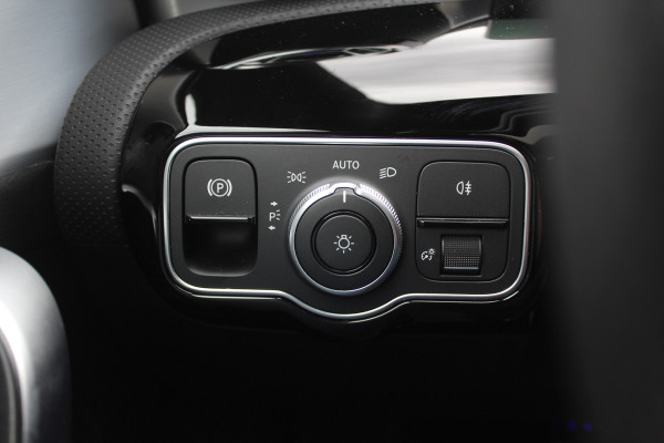 Mercedes-Benz CLA-Klasse 180 AMG Line / MY2024 / NIEUWSTAAT! / Panoramadak / Camera / Leder&Alcantara / 18'' / Sfeerverlichting / Dodehoek / DAB / Cruise Control