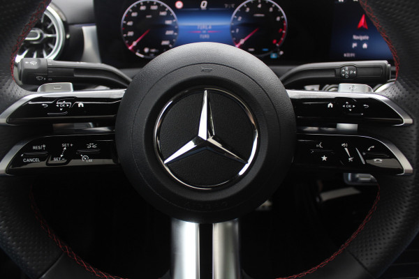 Mercedes-Benz CLA-Klasse 180 AMG Line / MY2024 / NIEUWSTAAT! / Panoramadak / Camera / Leder&Alcantara / 18'' / Sfeerverlichting / Dodehoek / DAB / Cruise Control
