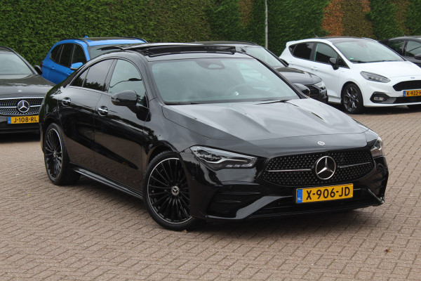 Mercedes-Benz CLA-Klasse 180 AMG Line / MY2024 / NIEUWSTAAT! / Panoramadak / Camera / Leder&Alcantara / 18'' / Sfeerverlichting / Dodehoek / DAB / Cruise Control