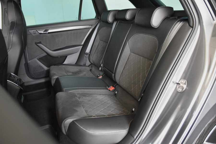 Škoda Superb Combi 1.4 TSI iV Sportline Business- Automaat | Dig. Cockpit | Cruise | Stoel-+Stuurverw. PDC | Camera | App. Connect | ECC | Elek. Klep | LM 18" | 1944