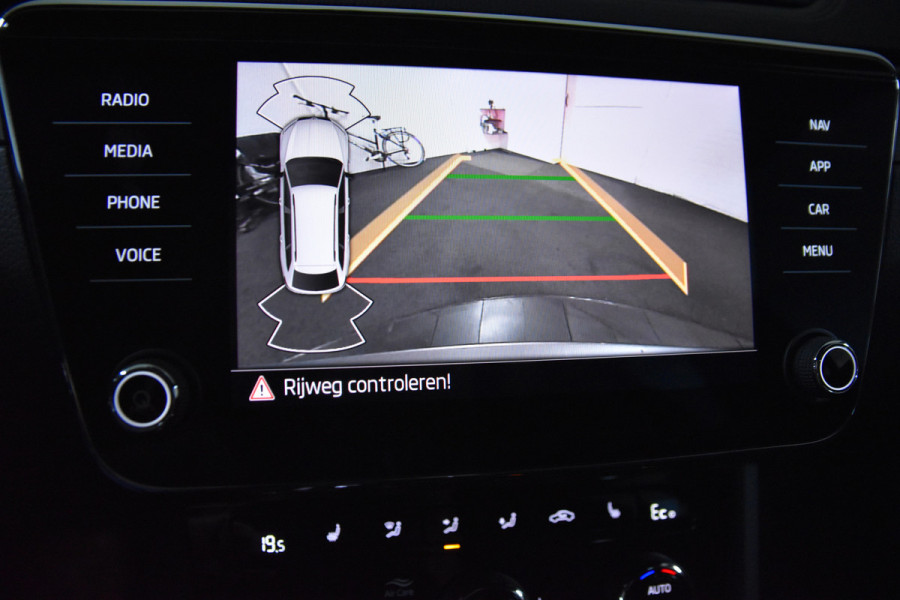 Škoda Superb Combi 1.4 TSI iV Sportline Business- Automaat | Dig. Cockpit | Cruise | Stoel-+Stuurverw. PDC | Camera | App. Connect | ECC | Elek. Klep | LM 18" | 1944