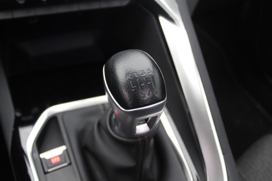 Peugeot 3008 1.2 PureTech GT Line / Panoramadak / Camera / Half leder / 19'' / Navigatie / Elektr. achterklep / Getint glas / Cruise Control