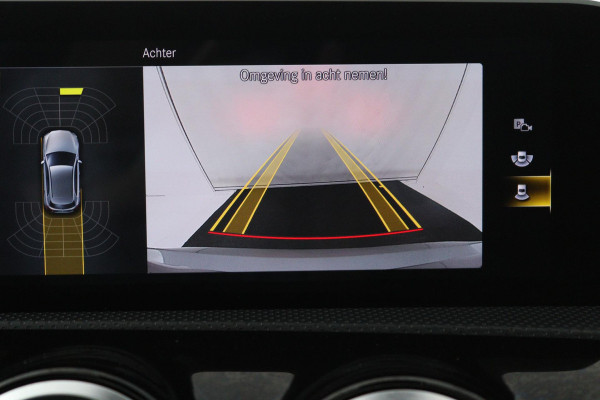 Mercedes-Benz A-Klasse 200 Business Solution AMG (PANORAMADAK, STOELVERWARMING, ACHTERUITRIJCAMERA, NAVIGATIE, AUTOMAAT)