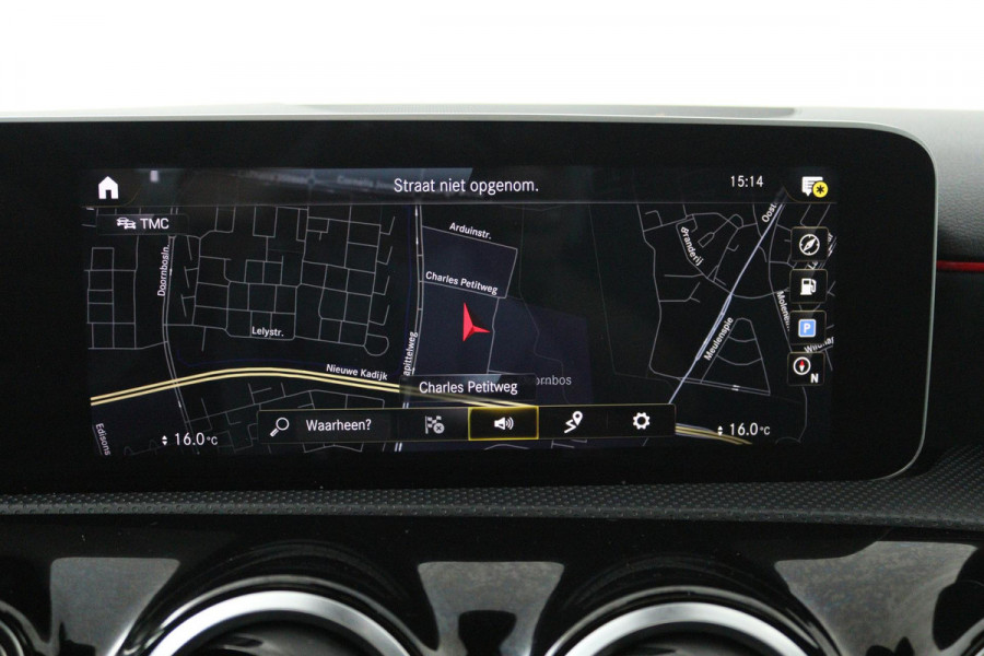 Mercedes-Benz A-Klasse 200 Business Solution AMG (PANORAMADAK, STOELVERWARMING, ACHTERUITRIJCAMERA, NAVIGATIE, AUTOMAAT)