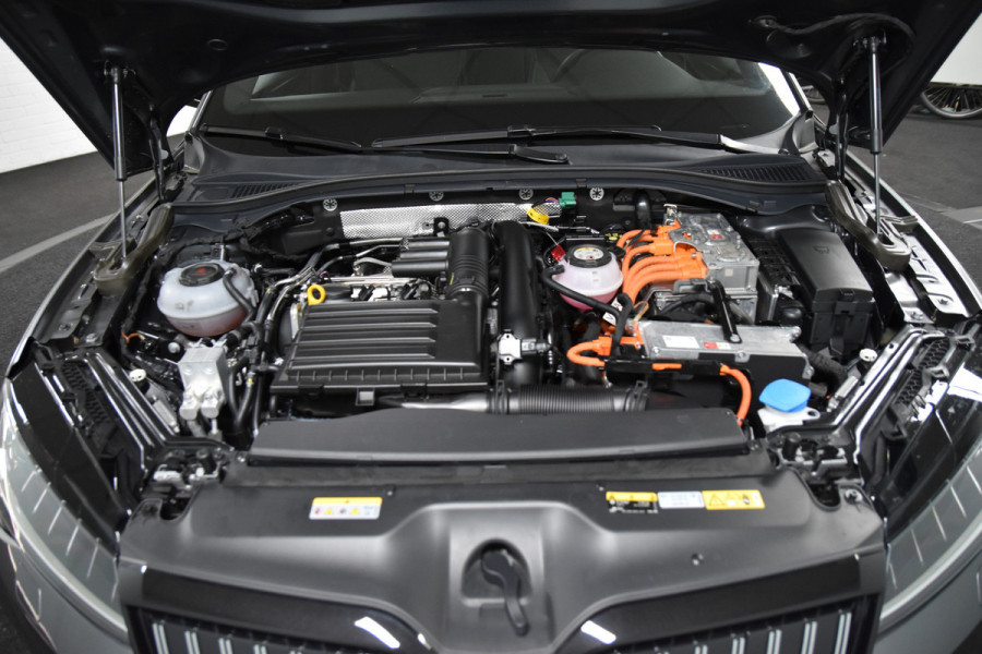 Škoda Superb Combi 1.4 TSI iV Sportline Business- Automaat | Dig. Cockpit | Cruise | Stoel-+Stuurverw. PDC | Camera | App. Connect | ECC | Elek. Klep | LM 18" | 1944