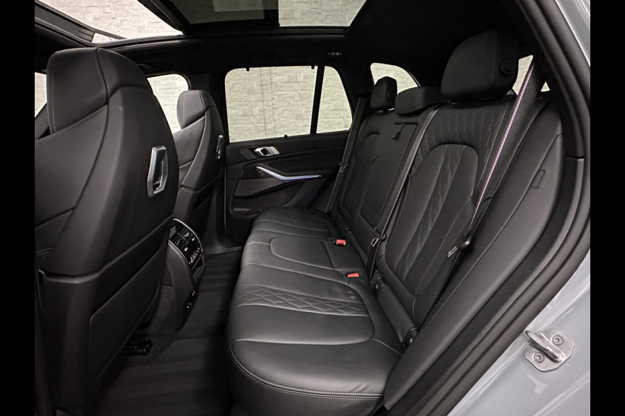 BMW X5 50e M-Performance Seats | Achterasbesturing | Carbon | Pano | M-Pro | 360 Cam. | ACC | Soft-Close | Ventilatie | Leder-Individual | Head-Up | 4-Zone Clima | 22 inch | 2x Memory | Trekhaak | Harman-Kardon | Beker-Clima | Stoelverwarming V+A | Stuurverwarming | M-Gordels | Parfumering | Glaspook | ISO-Glas | Zonwering |