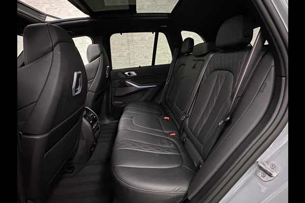 BMW X5 50e M-Performance Seats | Achterasbesturing | Carbon | Pano | M-Pro | 360 Cam. | ACC | Soft-Close | Ventilatie | Leder-Individual | Head-Up | 4-Zone Clima | 22 inch | 2x Memory | Trekhaak | Harman-Kardon | Beker-Clima | Stoelverwarming V+A | Stuurverwarming | M-Gordels | Parfumering | Glaspook | ISO-Glas | Zonwering |