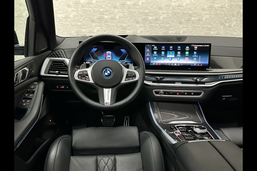 BMW X5 50e M-Performance Seats | Achterasbesturing | Carbon | Pano | M-Pro | 360 Cam. | ACC | Soft-Close | Ventilatie | Leder-Individual | Head-Up | 4-Zone Clima | 22 inch | 2x Memory | Trekhaak | Harman-Kardon | Beker-Clima | Stoelverwarming V+A | Stuurverwarming | M-Gordels | Parfumering | Glaspook | ISO-Glas | Zonwering |
