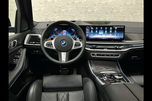 BMW X5 50e M-Performance Seats | Achterasbesturing | Carbon | Pano | M-Pro | 360 Cam. | ACC | Soft-Close | Ventilatie | Leder-Individual | Head-Up | 4-Zone Clima | 22 inch | 2x Memory | Trekhaak | Harman-Kardon | Beker-Clima | Stoelverwarming V+A | Stuurverwarming | M-Gordels | Parfumering | Glaspook | ISO-Glas | Zonwering |