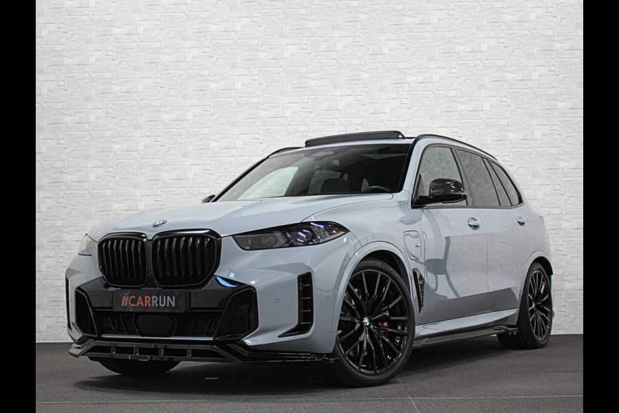 BMW X5 50e M-Performance Seats | Achterasbesturing | Carbon | Pano | M-Pro | 360 Cam. | ACC | Soft-Close | Ventilatie | Leder-Individual | Head-Up | 4-Zone Clima | 22 inch | 2x Memory | Trekhaak | Harman-Kardon | Beker-Clima | Stoelverwarming V+A | Stuurverwarming | M-Gordels | Parfumering | Glaspook | ISO-Glas | Zonwering |