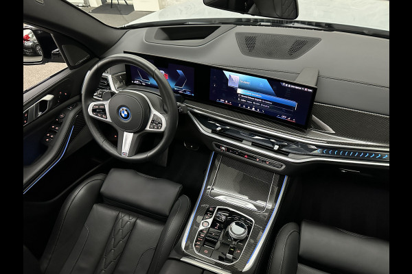 BMW X5 50e M-Performance Seats | Achterasbesturing | Carbon | Pano | M-Pro | 360 Cam. | ACC | Soft-Close | Ventilatie | Leder-Individual | Head-Up | 4-Zone Clima | 22 inch | 2x Memory | Trekhaak | Harman-Kardon | Beker-Clima | Stoelverwarming V+A | Stuurverwarming | M-Gordels | Parfumering | Glaspook | ISO-Glas | Zonwering |
