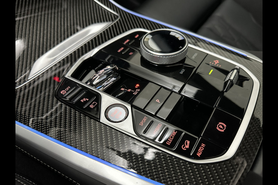 BMW X5 50e M-Performance Seats | Achterasbesturing | Carbon | Pano | M-Pro | 360 Cam. | ACC | Soft-Close | Ventilatie | Leder-Individual | Head-Up | 4-Zone Clima | 22 inch | 2x Memory | Trekhaak | Harman-Kardon | Beker-Clima | Stoelverwarming V+A | Stuurverwarming | M-Gordels | Parfumering | Glaspook | ISO-Glas | Zonwering |