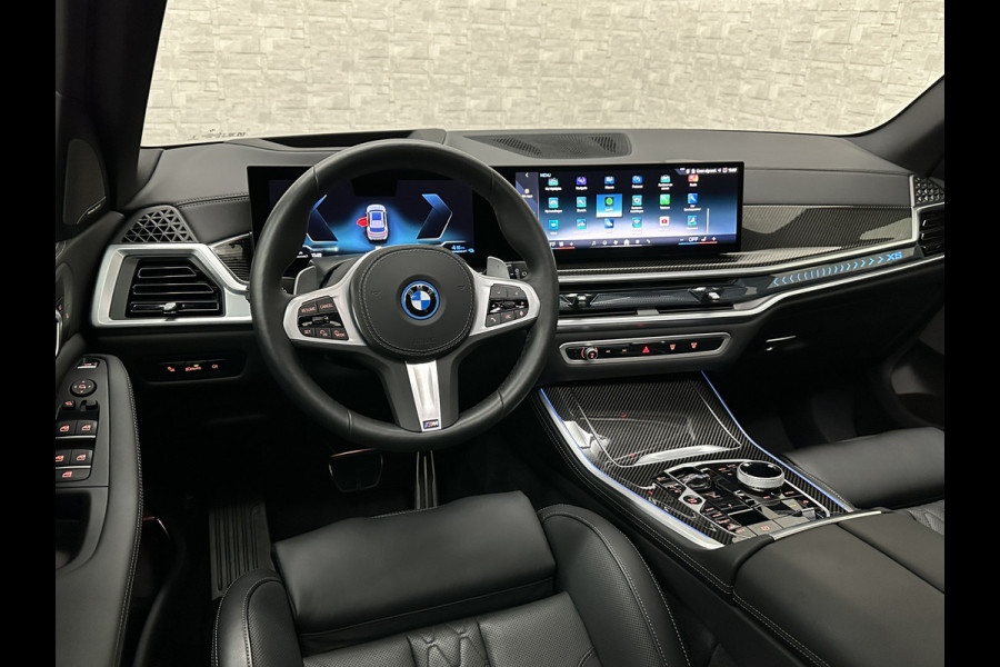 BMW X5 50e M-Performance Seats | Achterasbesturing | Carbon | Pano | M-Pro | 360 Cam. | ACC | Soft-Close | Ventilatie | Leder-Individual | Head-Up | 4-Zone Clima | 22 inch | 2x Memory | Trekhaak | Harman-Kardon | Beker-Clima | Stoelverwarming V+A | Stuurverwarming | M-Gordels | Parfumering | Glaspook | ISO-Glas | Zonwering |