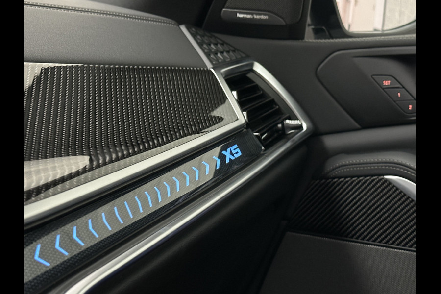 BMW X5 50e M-Performance Seats | Achterasbesturing | Carbon | Pano | M-Pro | 360 Cam. | ACC | Soft-Close | Ventilatie | Leder-Individual | Head-Up | 4-Zone Clima | 22 inch | 2x Memory | Trekhaak | Harman-Kardon | Beker-Clima | Stoelverwarming V+A | Stuurverwarming | M-Gordels | Parfumering | Glaspook | ISO-Glas | Zonwering |
