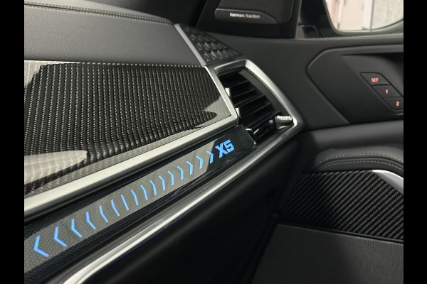 BMW X5 50e M-Performance Seats | Achterasbesturing | Carbon | Pano | M-Pro | 360 Cam. | ACC | Soft-Close | Ventilatie | Leder-Individual | Head-Up | 4-Zone Clima | 22 inch | 2x Memory | Trekhaak | Harman-Kardon | Beker-Clima | Stoelverwarming V+A | Stuurverwarming | M-Gordels | Parfumering | Glaspook | ISO-Glas | Zonwering |