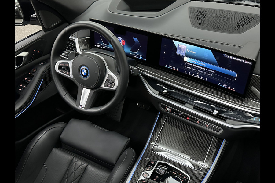 BMW X5 50e M-Performance Seats | Achterasbesturing | Carbon | Pano | M-Pro | 360 Cam. | ACC | Soft-Close | Ventilatie | Leder-Individual | Head-Up | 4-Zone Clima | 22 inch | 2x Memory | Trekhaak | Harman-Kardon | Beker-Clima | Stoelverwarming V+A | Stuurverwarming | M-Gordels | Parfumering | Glaspook | ISO-Glas | Zonwering |