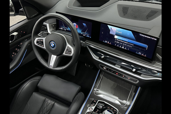 BMW X5 50e M-Performance Seats | Achterasbesturing | Carbon | Pano | M-Pro | 360 Cam. | ACC | Soft-Close | Ventilatie | Leder-Individual | Head-Up | 4-Zone Clima | 22 inch | 2x Memory | Trekhaak | Harman-Kardon | Beker-Clima | Stoelverwarming V+A | Stuurverwarming | M-Gordels | Parfumering | Glaspook | ISO-Glas | Zonwering |