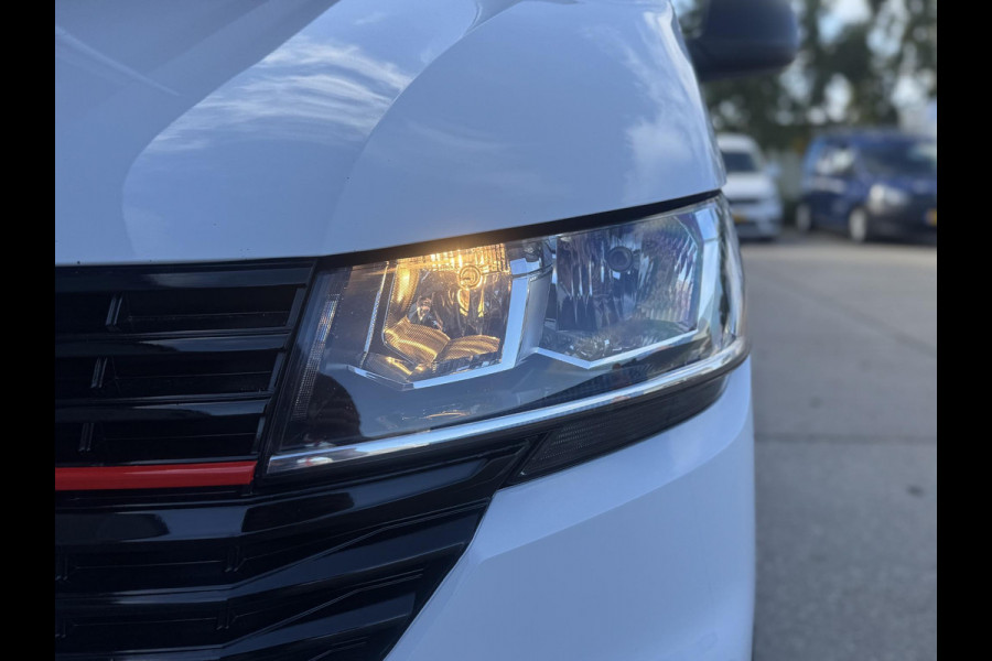 Volkswagen Transporter 2.0 TDI L2H1 30 Comfortline AIRCO / CRUISE CONTROLE / NAVI / CARPLAY / VERLAAGD