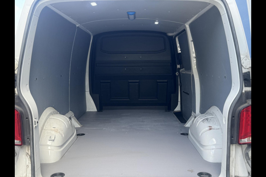 Volkswagen Transporter 2.0 TDI L2H1 30 Comfortline AIRCO / CRUISE CONTROLE / NAVI / CARPLAY / VERLAAGD