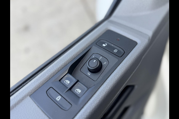 Volkswagen Transporter 2.0 TDI L2H1 30 Comfortline AIRCO / CRUISE CONTROLE / NAVI / CARPLAY / VERLAAGD