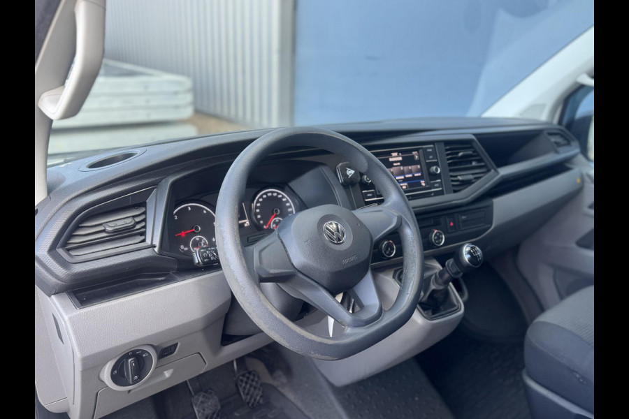 Volkswagen Transporter 2.0 TDI L2H1 30 Comfortline AIRCO / CRUISE CONTROLE / NAVI / CARPLAY / VERLAAGD