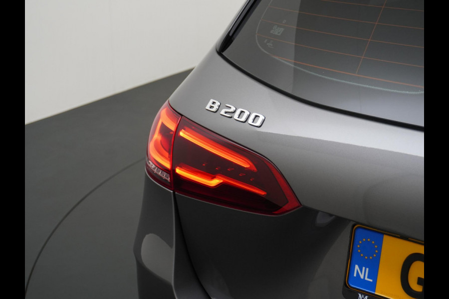Mercedes-Benz B-Klasse 200 Business Solution AMG Leder | Elektrische Kofferbak | Ambilight Sfeerverlichting | Rijklaar geleverd met 12 maanden BOVAG-garantie