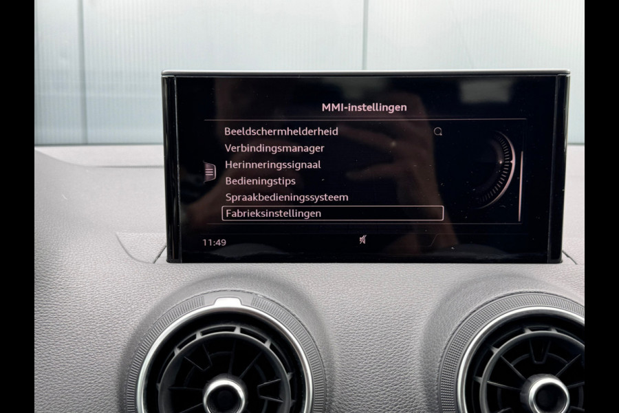 Audi Q2 35 TFSI * Navigatie * Parkeersensoren * 18 inch velgen *