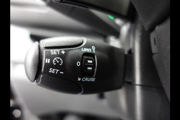 Opel Vivaro 145pk Automaat L3H1 Dubbele cabine 6-zits Navigatie Camera Trekhaak Apple carplay Parkeersensoren Cruise control