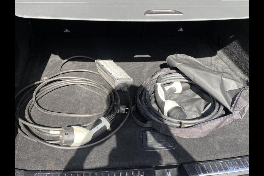 Mercedes-Benz EQC 400 4MATIC Business Solution AMG 80 kWh Adaptieve Cruise Control | 360 Camera | Stoelverkoeling + Verwarming | Trekhaak | Elektrische Stoelen met Geheugen | Unieke Km-stand | Schuifdak | Rijklaar Geleverd met 12 Maanden BOVAG Garantie!