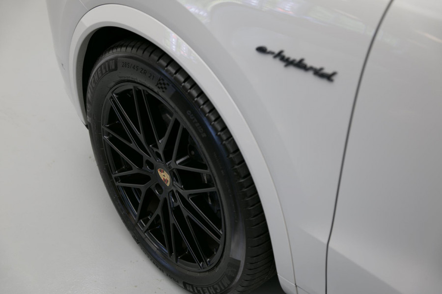 Porsche Cayenne 3.0 E-Hybrid |Pano|Krijt|SportChrono|Fabrieksgarantie t/m 2029|