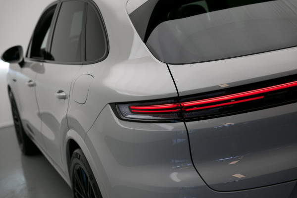 Porsche Cayenne 3.0 E-Hybrid |Pano|Krijt|SportChrono|Fabrieksgarantie t/m 2029|