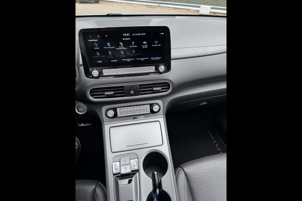 Hyundai Kona EV Premium 64 kWh 3-FASE LADER | ORIGINEEL NL AUTO MET NAP | SCHUIFDAK | LEDER | STOELVERWARMING & VERKOELING | HEAD-UP DISPLAY | AFN.TREKHAAK | RIJKLAAR MET 12 MAANDEN BOVAG GARANTIE!