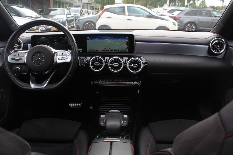 Mercedes-Benz CLA-Klasse 200 Business Solution AMG / Panoramadak / Camera / Memory seats / 18'' / Keyless / Matrix LED / Dodehoek / DAB / Stoelverwarming / Cruise Control