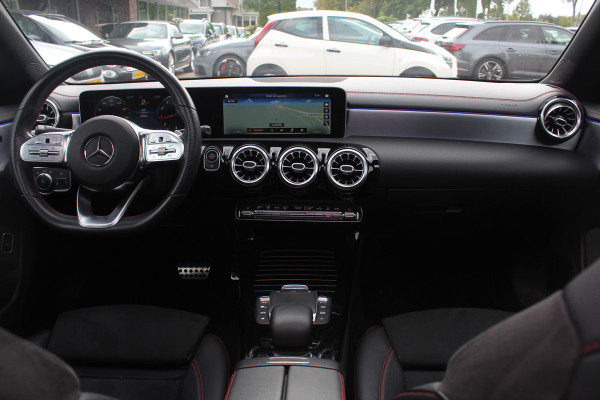 Mercedes-Benz CLA-Klasse 200 Business Solution AMG / Panoramadak / Camera / Memory seats / 18'' / Keyless / Matrix LED / Dodehoek / DAB / Stoelverwarming / Cruise Control