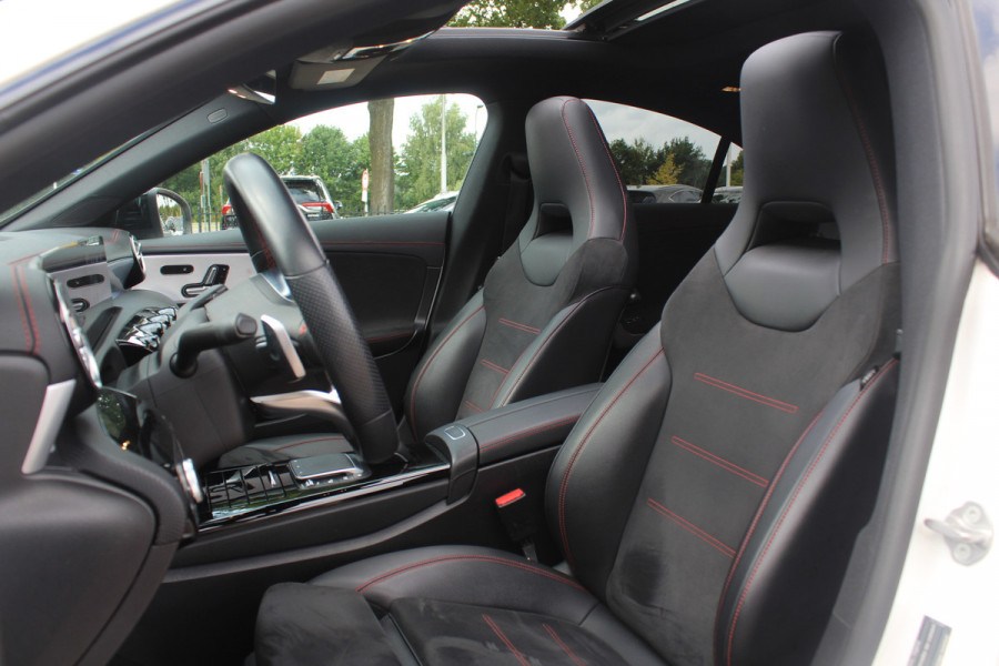 Mercedes-Benz CLA-Klasse 200 Business Solution AMG / Panoramadak / Camera / Memory seats / 18'' / Keyless / Matrix LED / Dodehoek / DAB / Stoelverwarming / Cruise Control