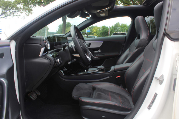 Mercedes-Benz CLA-Klasse 200 Business Solution AMG / Panoramadak / Camera / Memory seats / 18'' / Keyless / Matrix LED / Dodehoek / DAB / Stoelverwarming / Cruise Control