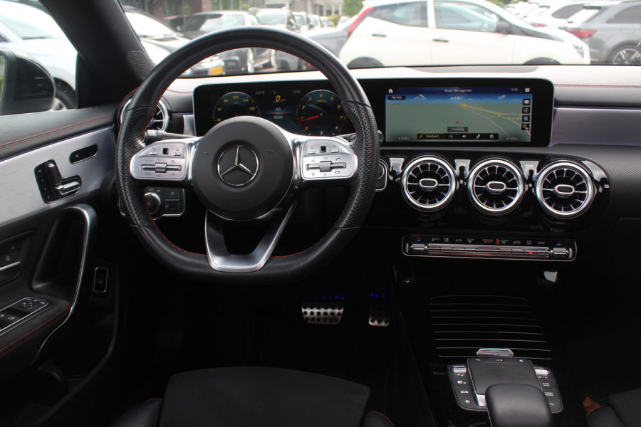 Mercedes-Benz CLA-Klasse 200 Business Solution AMG / Panoramadak / Camera / Memory seats / 18'' / Keyless / Matrix LED / Dodehoek / DAB / Stoelverwarming / Cruise Control