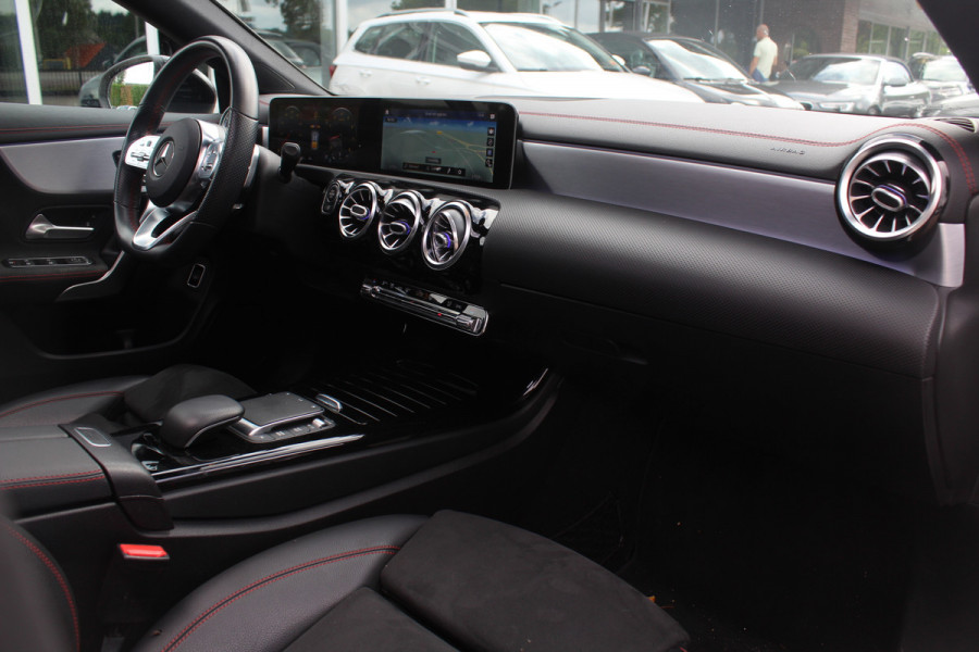 Mercedes-Benz CLA-Klasse 200 Business Solution AMG / Panoramadak / Camera / Memory seats / 18'' / Keyless / Matrix LED / Dodehoek / DAB / Stoelverwarming / Cruise Control