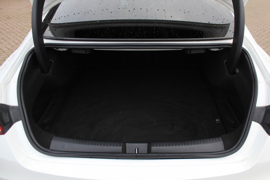 Mercedes-Benz CLA-Klasse 200 Business Solution AMG / Panoramadak / Camera / Memory seats / 18'' / Keyless / Matrix LED / Dodehoek / DAB / Stoelverwarming / Cruise Control