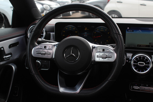 Mercedes-Benz CLA-Klasse 200 Business Solution AMG / Panoramadak / Camera / Memory seats / 18'' / Keyless / Matrix LED / Dodehoek / DAB / Stoelverwarming / Cruise Control