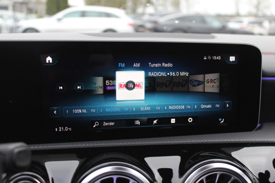 Mercedes-Benz CLA-Klasse 200 Business Solution AMG / Panoramadak / Camera / Memory seats / 18'' / Keyless / Matrix LED / Dodehoek / DAB / Stoelverwarming / Cruise Control