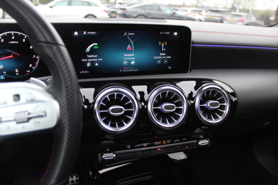Mercedes-Benz CLA-Klasse 200 Business Solution AMG / Panoramadak / Camera / Memory seats / 18'' / Keyless / Matrix LED / Dodehoek / DAB / Stoelverwarming / Cruise Control
