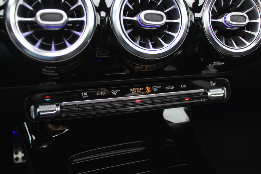 Mercedes-Benz CLA-Klasse 200 Business Solution AMG / Panoramadak / Camera / Memory seats / 18'' / Keyless / Matrix LED / Dodehoek / DAB / Stoelverwarming / Cruise Control