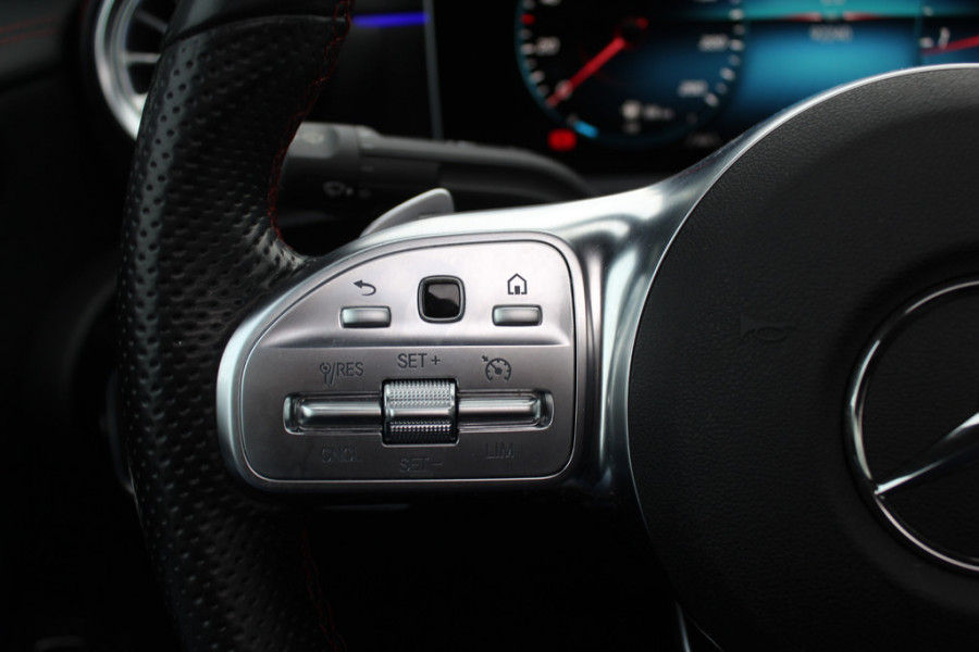 Mercedes-Benz CLA-Klasse 200 Business Solution AMG / Panoramadak / Camera / Memory seats / 18'' / Keyless / Matrix LED / Dodehoek / DAB / Stoelverwarming / Cruise Control